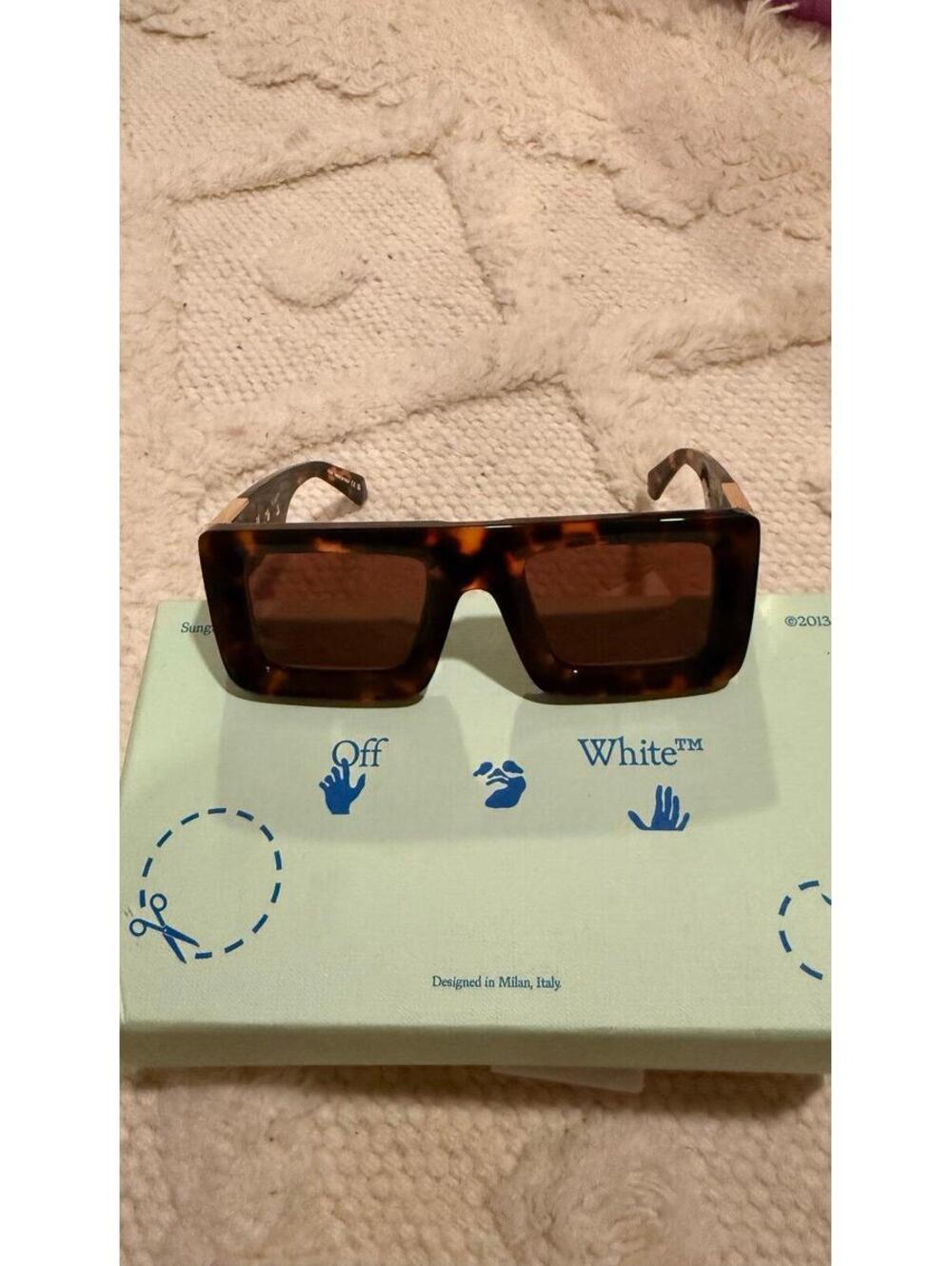 Brand NEW Off-White Eyewear
Arrows-motif tinted sunglasses